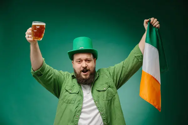 Hombre Barbudo Feliz Con Vaso Cerveza Bandera Irlandesa Sobre Fondo — Foto de Stock