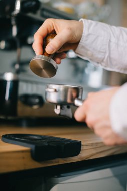 Yakın plan, barista bir kapitalist ile çalışır. Kahve yapma süreci..