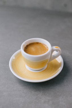 Gri bir arka planda bir fincan espresso ya da dopio iç..