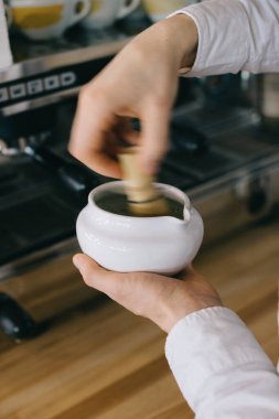 Yakın plan, kahveci matcha hazırlıyor. Kafedeki bir baristanın çalışma süreci..