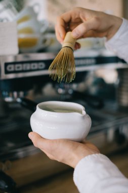 Yakın plan, kahveci matcha hazırlıyor. Kafedeki bir baristanın çalışma süreci..