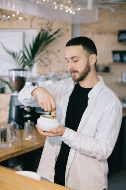 Kahveci lezzetli ve sağlıklı bir matşa hazırlar..