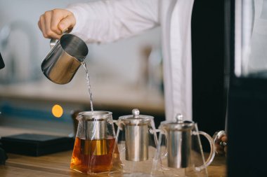 Aromatik çay yapma süreci.