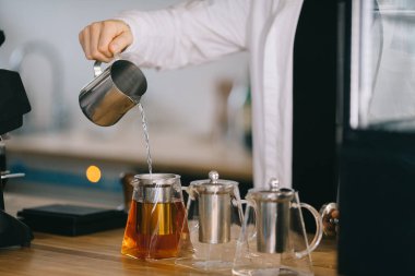 Aromatik çay yapma süreci.