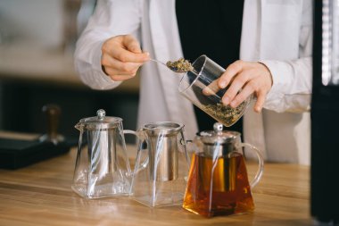 Aromatik çay yapma süreci.