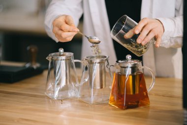 Aromatik çay yapma süreci.