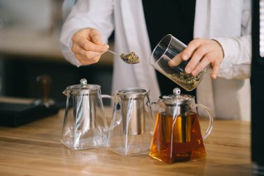 Aromatik çay yapma süreci.