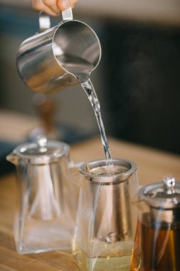 Aromatik çay yapma süreci.