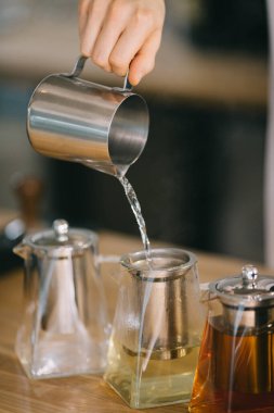 Aromatik çay yapma süreci.