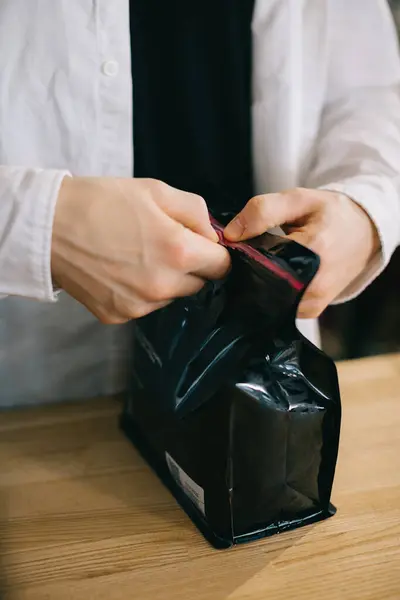 Genç Yakışıklı Barista Bir Paket Aromatik Kahve Çekirdeği Açıyor — Stok fotoğraf