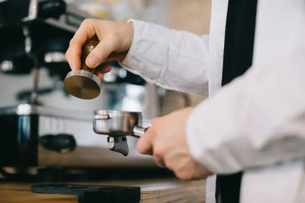 Close Barista Trabalha Com Temperer Processo Fazer Café — Fotografia de Stock