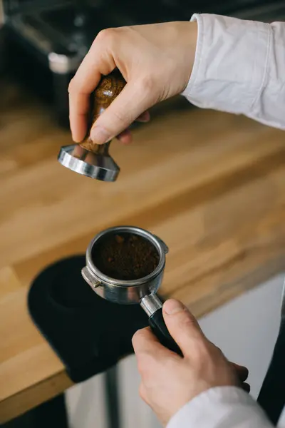 Close Barista Werkt Met Een Temperamentvol Het Proces Van Koffie — Stockfoto