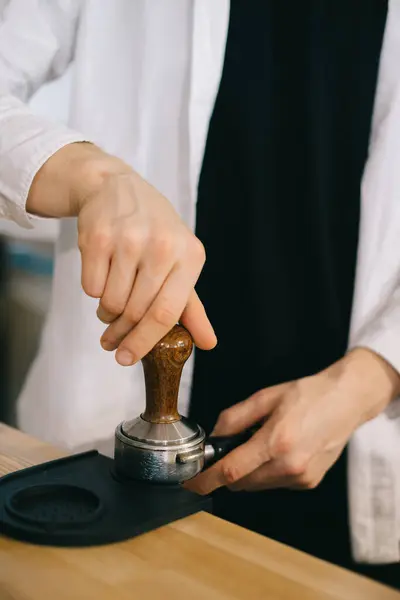 Close Barista Trabalha Com Temperer Processo Fazer Café — Fotografia de Stock