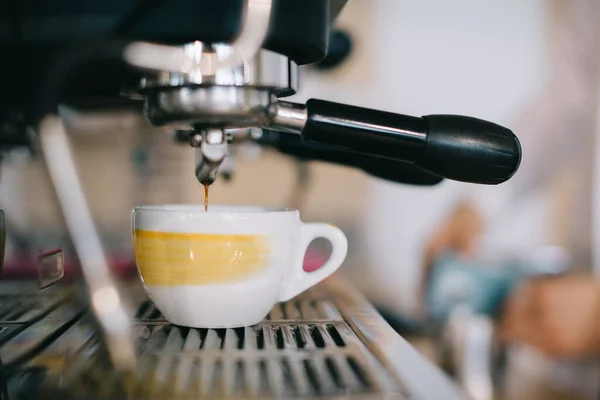 Bir Barista Espresso Makinesi Kullanarak Kahve Hazırlar Kafede Kahve Hazırlayan — Stok fotoğraf