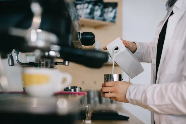 Barista Prepara Leite Para Cappuccino Close Homem Preparando Café Café — Fotografia de Stock