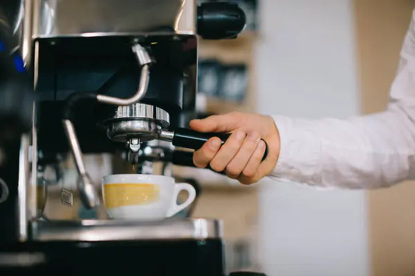 一个咖啡师用咖啡机准备咖啡 在咖啡店煮咖啡的男人的特写镜头 — 图库照片