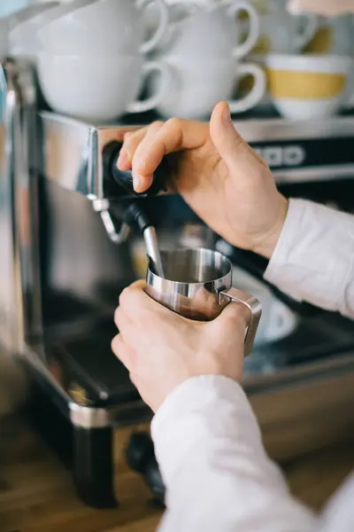 Een Barista Bereidt Melk Voor Cappuccino Met Behulp Van Een — Stockfoto