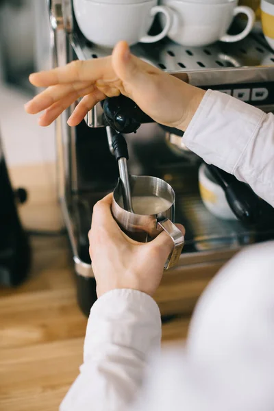 Bir Barista Espresso Makinesi Kullanarak Kapuçino Için Süt Hazırlar Kafede — Stok fotoğraf