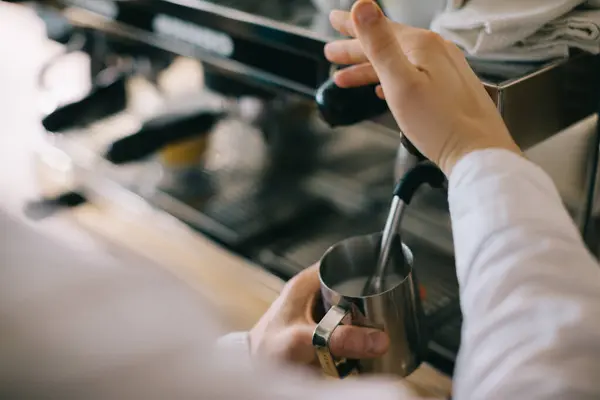 Barista Prepara Leite Para Cappuccino Usando Uma Máquina Café Expresso — Fotografia de Stock
