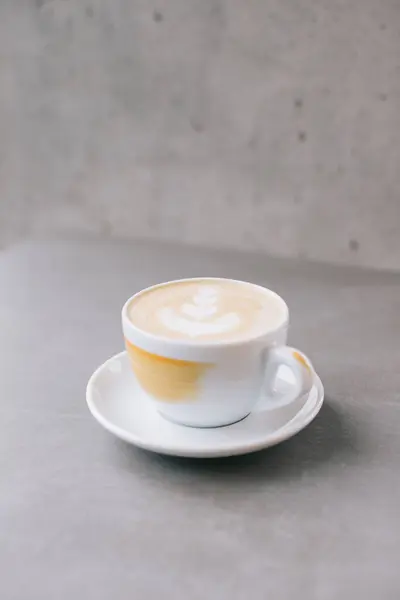Gri Taştan Bir Arka Planda Bir Fincan Latte Kakao Yakın — Stok fotoğraf