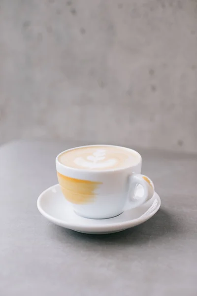 Gri Taştan Bir Arka Planda Bir Fincan Latte Kakao Yakın — Stok fotoğraf