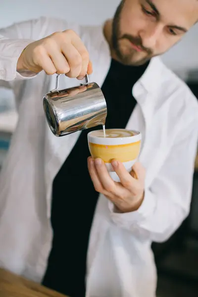 Een Barista Buurt Van Een Espressomachine Bereidt Heerlijke Koffie Een — Stockfoto