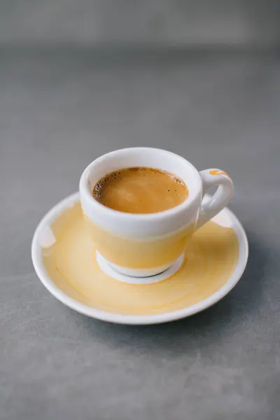 Gri Bir Arka Planda Bir Fincan Espresso Dopio — Stok fotoğraf