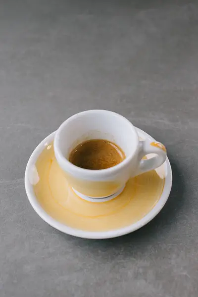 Gri Bir Arka Planda Bir Fincan Espresso Dopio — Stok fotoğraf