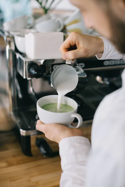 Barista Prepara Saboroso Saudável Chá Latte Matcha — Fotografia de Stock