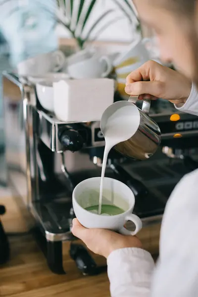 Barista Prepara Latte Matcha Gustoso Sano — Foto Stock