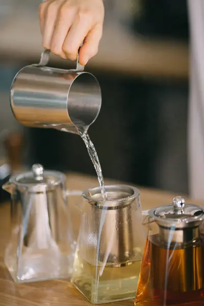 Процесс Приготовления Ароматного Чая — стоковое фото