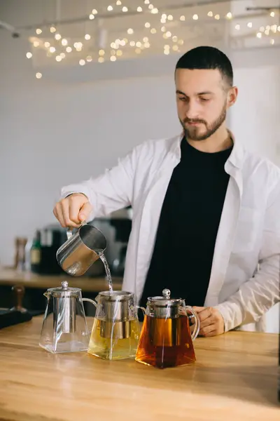 Jovem Barista Prepara Deliciosos Chás Café Moderno — Fotografia de Stock