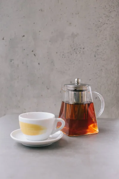 Bule Vidro Xícara Com Chá Aromático Isolado Fundo Cinza — Fotografia de Stock