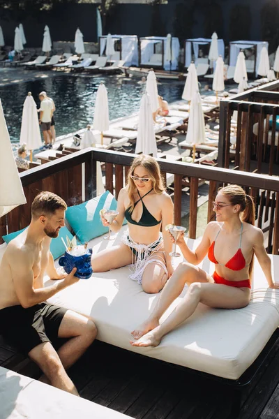 Cheerful Group Friends Relaxes Cocktails Pool — Stock Photo, Image