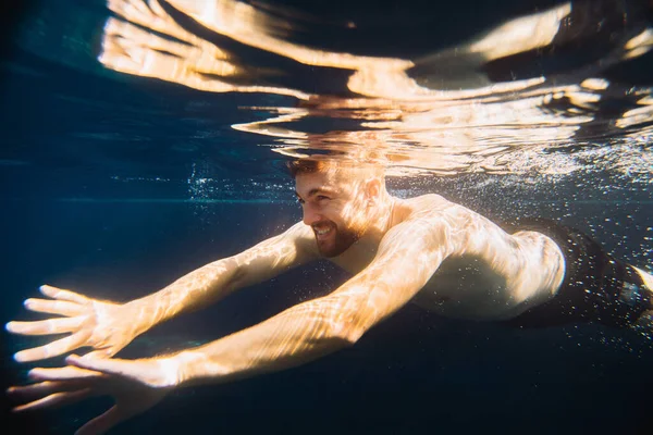 Bel Giovanotto Nuota Sott Acqua Piscina Mentre Vacanza — Foto Stock