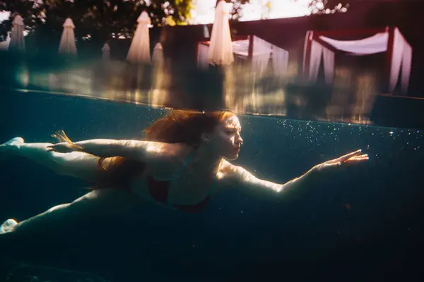 Молодая Рыжая Женщина Плавает Водой Какашках — стоковое фото