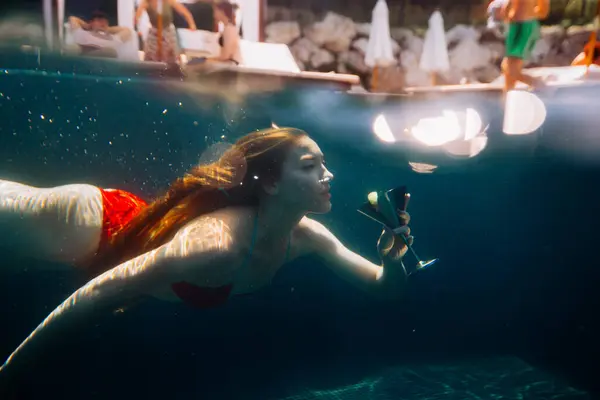 Красива Руда Жінка Позує Коктейлем Під Водою — стокове фото
