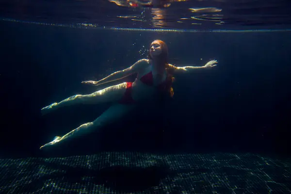 Beautiful Sporty Girl Poses Underwater Loose Hair Bright Rays Sun — Stock Photo, Image