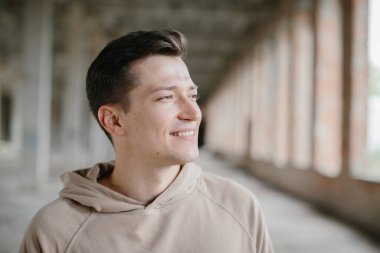 Şehir geçmişinde genç bir adamın portresi.