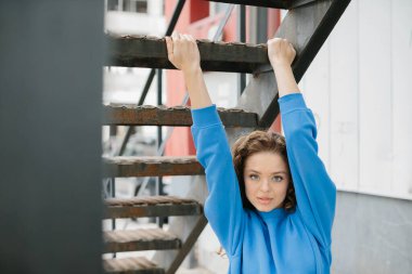 Şehrin arka planında şık bir genç kızın moda portresi..