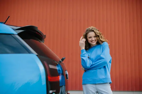 Stylish Young Woman Poses Next Her Electric Car — Stock Photo, Image
