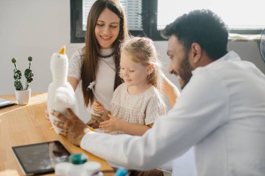Klinikteki doktor randevusundaki küçük tatlı kız..