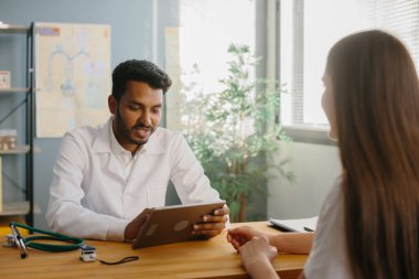 Aile doktoruyla randevusu olan genç bir kadın..