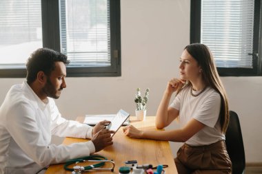 Aile doktoruyla randevusu olan genç bir kadın..