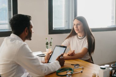Aile doktoruyla randevusu olan genç bir kadın..