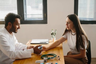 Aile doktoruyla randevusu olan genç bir kadın..