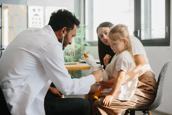 Young Mother Her Little Daughter Pediatrician Doctor Examines Small Patient — Stock Photo, Image