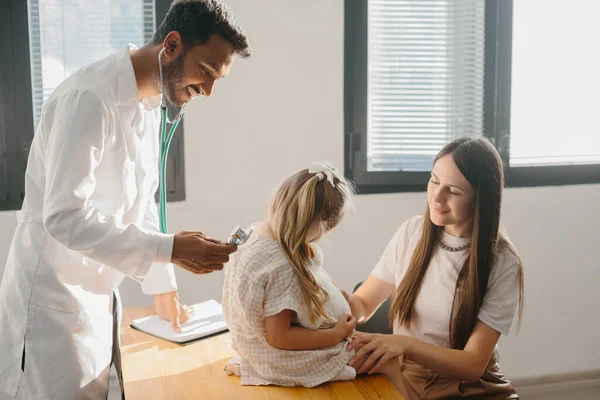 Manlig Barnläkare Undersöker Söt Liten Flicka Med Stetoskop — Stockfoto