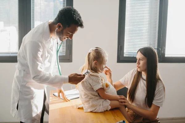 Förskoleåldrad Flicka Med Sin Mamma Undersöks Barnläkare Ung Man Lungmonolog — Stockfoto