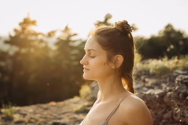Een Jonge Vrouw Mediteert Natuur Een Dennenbos Bij Zonsondergang Gezonde — Stockfoto